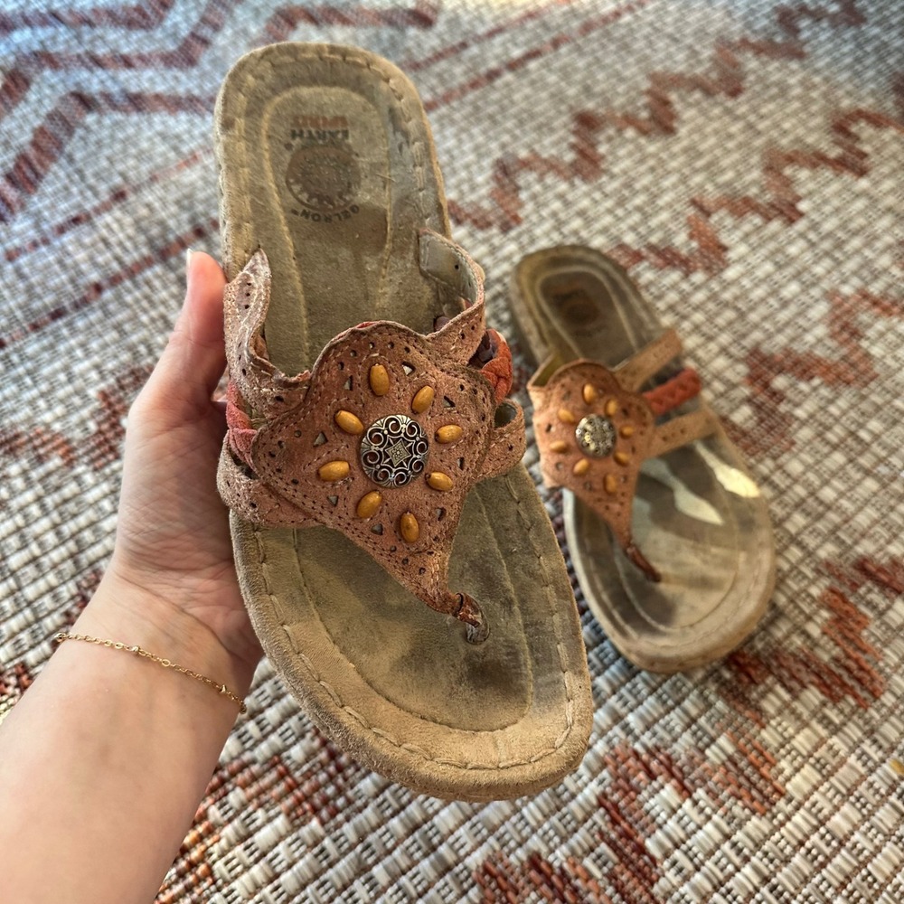 EARTH SPIRIT | Women's Tan‎ Leather Flower Embellishment Thong Sandals, Size 7.5